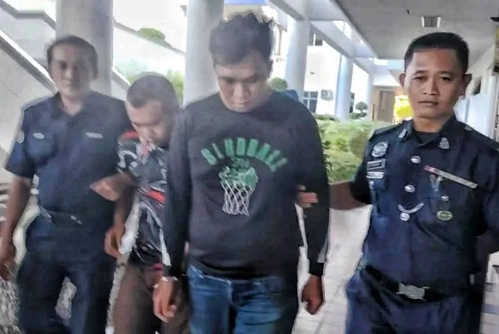 Kedua-dua tertuduh ketika dibawa keluar dari mahkamah.