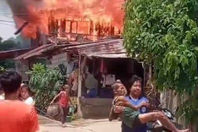 Penduduk melarikan diri selepas sebuah rumah dibakar oleh seorang penagih dadah di Daerah Kok Du, wilayah Loei - Agensi