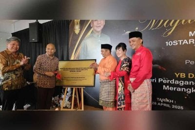 Armizan (dua dari kiri) ketika merasmikan Majestic Ballroom di 10 Star Cinemas, Parklane City Benoni, Papar.