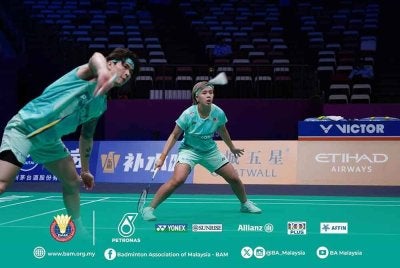 Tang Jie (kiri) dan Ee Wei membuka gelanggang aksi menentang Australia di Xiamen pada Selasa dengan langkah kanan. Foto FB BAM.