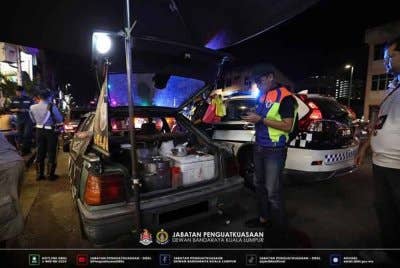Tindakan turut diambil ke atas premis perniagaan yang menyebabkan halangan di tempat awam. Foto DBKL