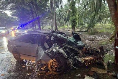 Keadaan kereta dipandu mangsa selepas melanggar pokok pokok di tepi jalan. - Foto IPD Pontian