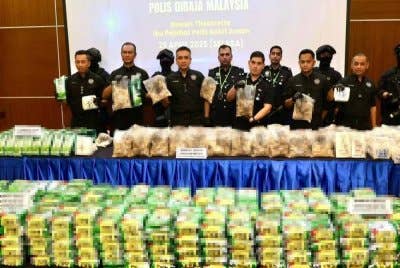 Mat Zani (tiga dari kiri) menunjukkan dadah yang dirampas.