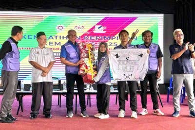 Suhaimi (tiga dari kiri) menyampaikan hadiah kepada para peserta yang cemerlang.