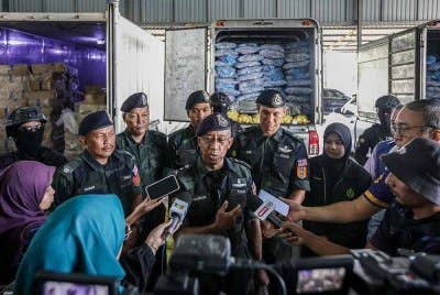 Shahrum (tengah) pada sidang media pada Selasa. Foto Bernama