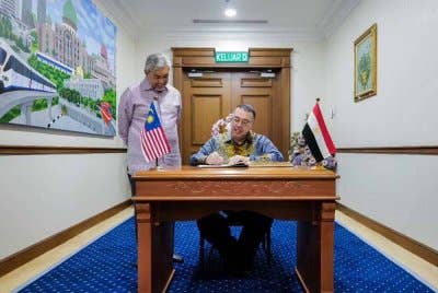 Ahmad Zahid ketika menerima kunjungan perpisahan daripada Duta Besar Republik Arab Mesir ke Malaysia, Ragai Tawfik Said Nasr yang bakal menamatkan tugas rasminya pada 30 April ini setelah hampir empat tahun berkhidmat di Malaysia. Foto Facebook Ahmad Zahid