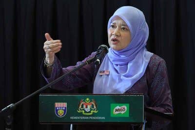 Fadhlina menyampaikan ucapan semasa hadir pada Anugerah Sukan KPM-MSSM-MILO ke-56 2024, pada Selasa. Foto Bernama