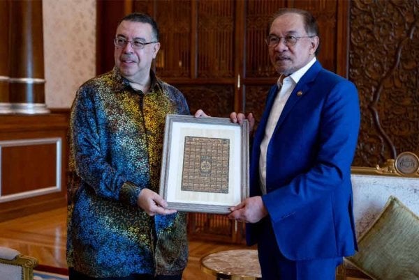 Anwar ketika menerima kunjungan Duta Besar Mesir ke Malaysia, Ragai Tawfik Said Nasr pada Selasa. Foto Facebook Anwar Ibrahim