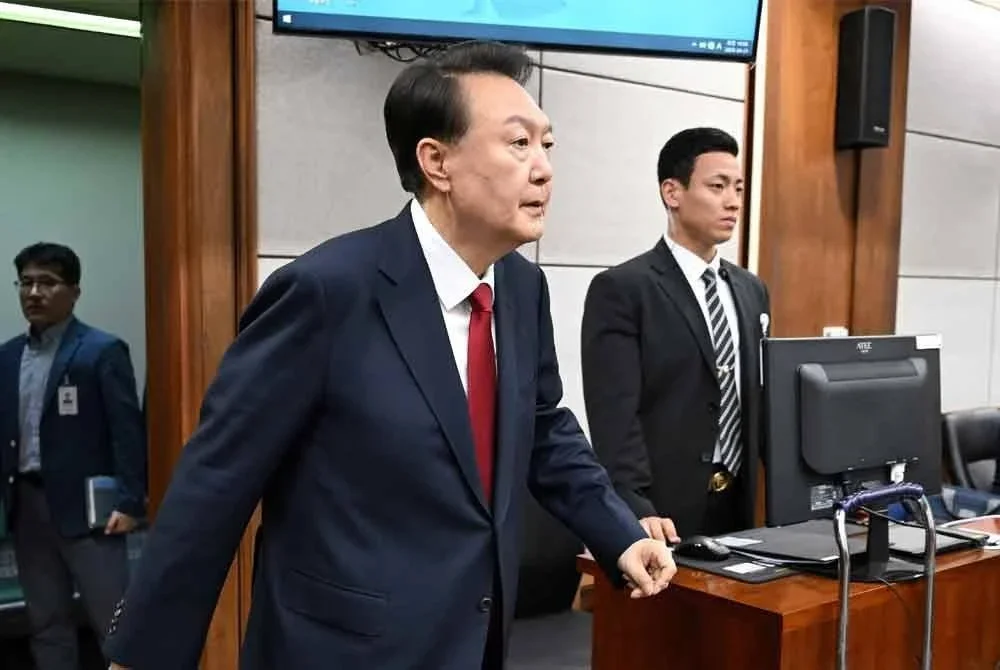 Bekas presiden Korea Selatan, Yoon Suk Yeol tiba untuk menghadiri perbicaraan jenayahnya atas tuduhan pemberontakan di bilik mahkamah Mahkamah Daerah Pusat Seoul di Seoul - Foto: Reuters