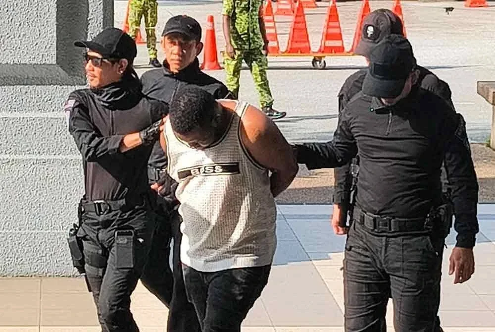 Okenyehike yang memakai singlet berwarna putih dibawa ke Mahkamah Majistret Kuala Lumpur pada Rabu bagi menghadapi tiga kes termasuk menggigit telinga kiri seorang anggota polis hingga putus pada Jumaat lalu.