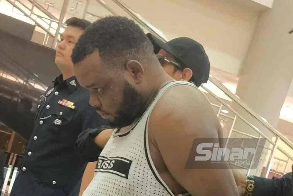 Seorang penuntut kolej swasta warga Nigeria mengaku tidak bersalah di Mahkamah Majistret di sini pada Rabu, atas tiga pertuduhan antaranya menggigit telinga kiri seorang anggota polis hingga putus, pada Jumaat minggu lalu.