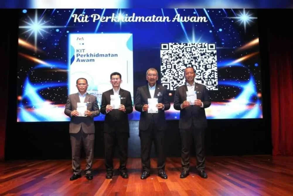 Wan Ahmad Dahlan (dua dari kanan) ketika melancarkan Kit Perkhidmatan Awam - Foto FB JPA