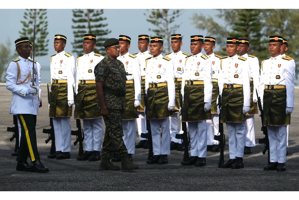 Mohd Nizam membuat pemeriksaan kawalan kehormatan utama pada perbarisan sempena Majlis Perutusan Perintah Ulung di Kem Segenting.