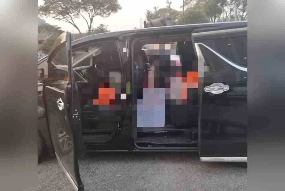 Peniaga yang menggunakan kenderaan MPV mewah sebagai gerai bergerak