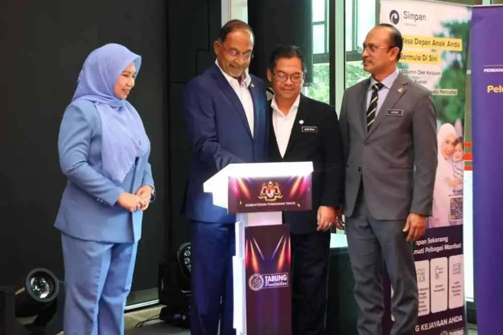 Zambry (dua dari kiri) menyempurnakan gimik Pengumuman Dividen Simpan SSPN 2024 dan Kempen Ganjaran Kesetiaan Simpan SSPN Prime 2025.