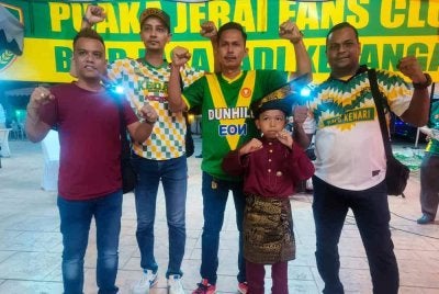 Zulkifli (tengah) dan Anuar (dua kiri) antara yang hadir ke Majlis Aidilfitri NGO bersama Penyokong Hijau Kuning dan bekas pemain Kedah pada malam Selasa.