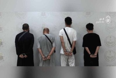 Peronda keselamatan polis Makkah menahan empat warga China kerana melakukan penipuan melalui penyebaran iklan kempen haji palsu di media sosial - Foto Agensi