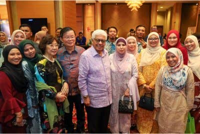 Tun Ahmad Fuzi (lima dari kiri) dan Toh Puan Khadijah bergambar bersama Kon Yeow serta jemputan yang hadir pada Majlis Makan Malam Junjungan Kasih Sanjungan Budi yang dianjurkan kerajaan negeri baru-baru ini.