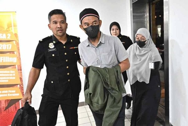 Mohammad Hanif (dua dari kiri) dan Maimunah (kanan) ketika dihadapkan di Mahkamah Sesyen Kuala Terengganu pada Rabu.