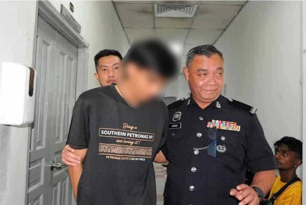 Tertuduh (kiri) mengaku tidak bersalah di Mahkamah Sesyen Johor Bahru pada Rabu atas dua pertuduhan melakukan amang seksual terhadap seorang remaja perempuan berusia 15 tahun.