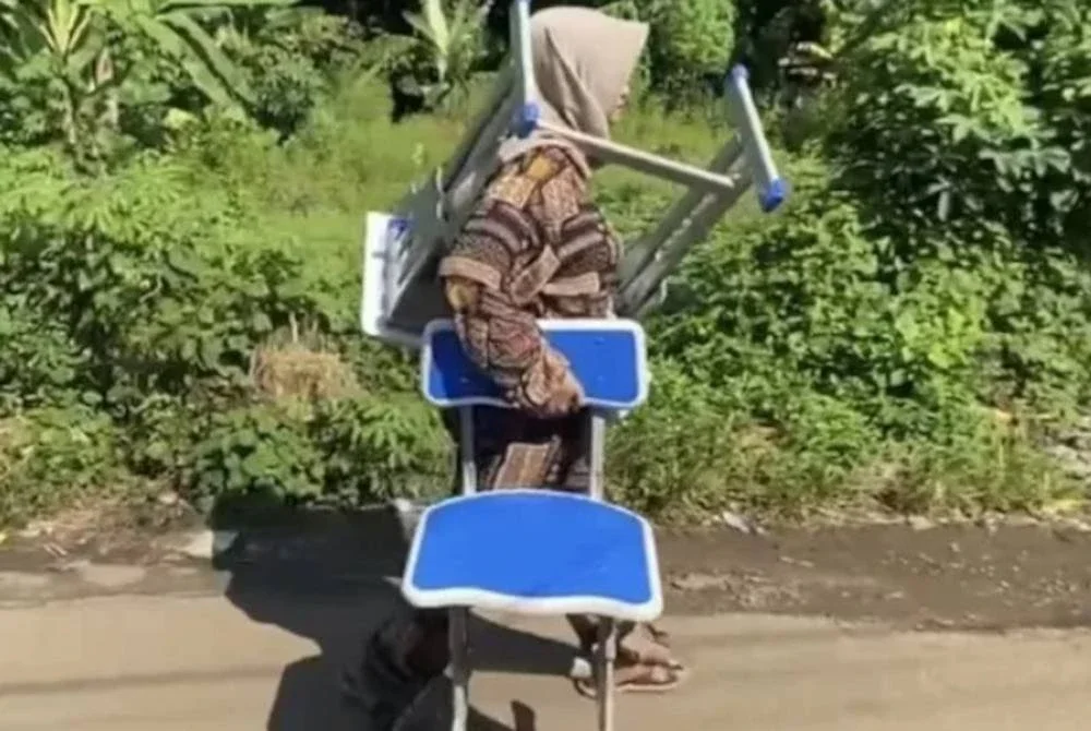 Dia mengantikan meja dan kerusi itu sebagai bentuk tanggungjawab terhadap tuduhan pihak sekolah. Agensi