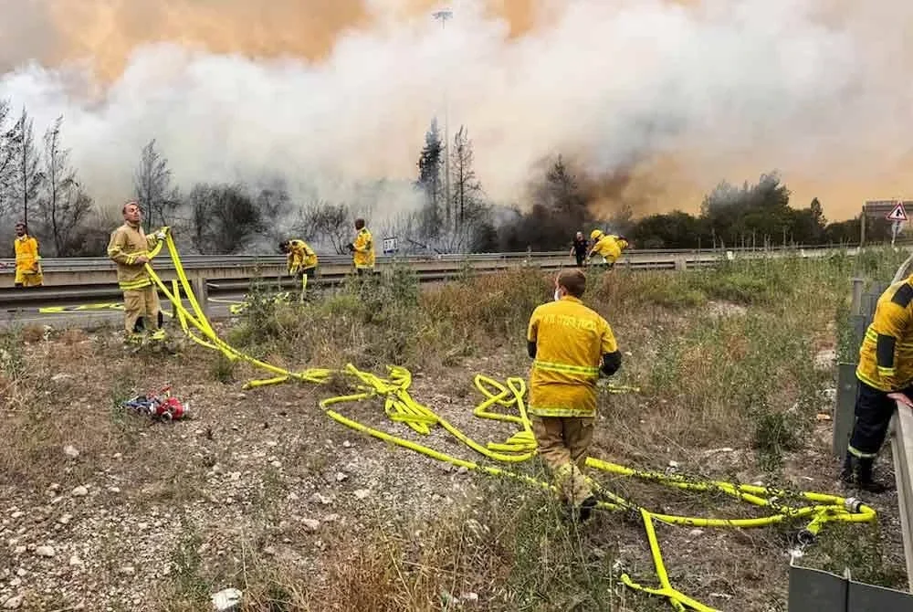 Kebakaran turut memaksa penutupan laluan utama antara Tel Aviv dan Baitulmaqdis. Foto Reuters