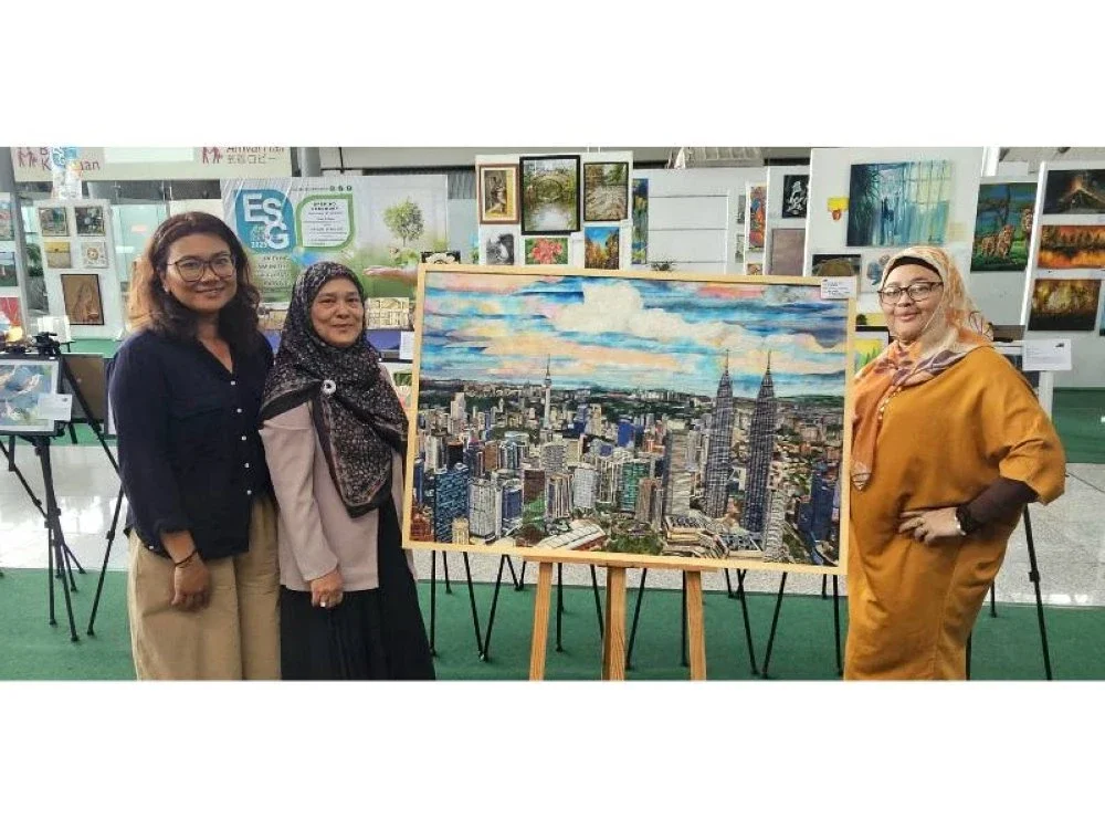 Pengasas Art Market Malaysia, Rita Hatta (kanan) dan salah seorang pelukis iaitu Khalidah Asri (dua dari kiri) bersama karya beliau yang bertajuk Contrast Between City and Nature yang menyertai pameran ini.