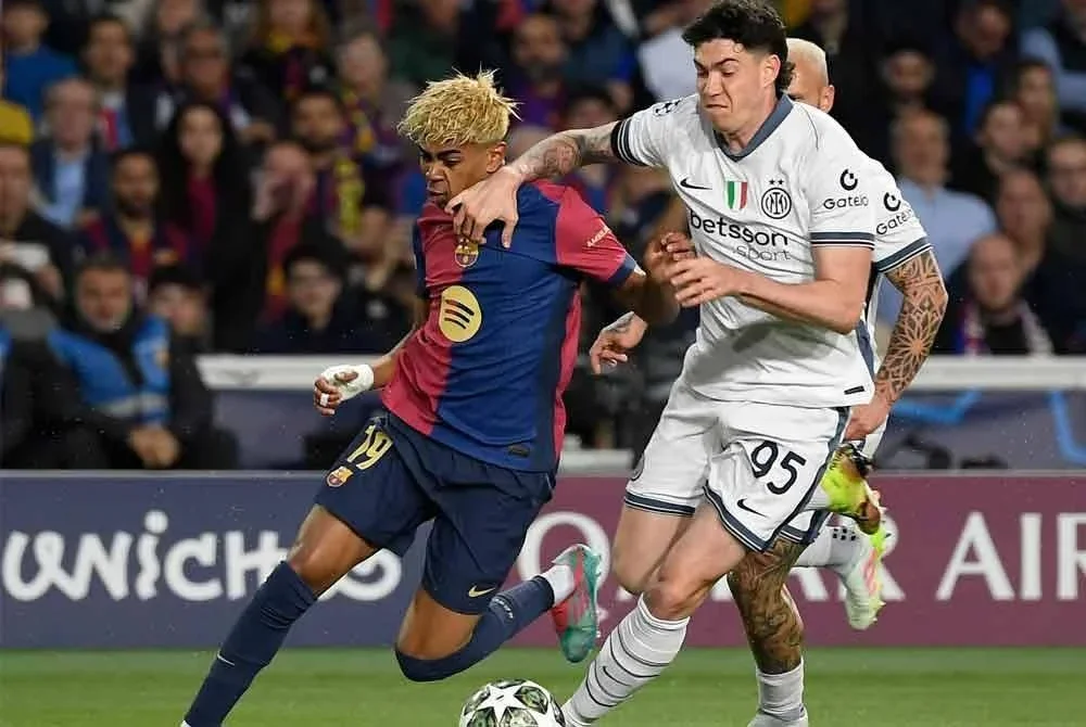 Lamine Yamal bersaing dengan pertahanan Inter Milan, Alessandro Bastoni semasa aksi separuh akhir pertama Liga Juara-Juara di Stadium Olimpik Lluís Companys, pada Khamis. Foto: AFP