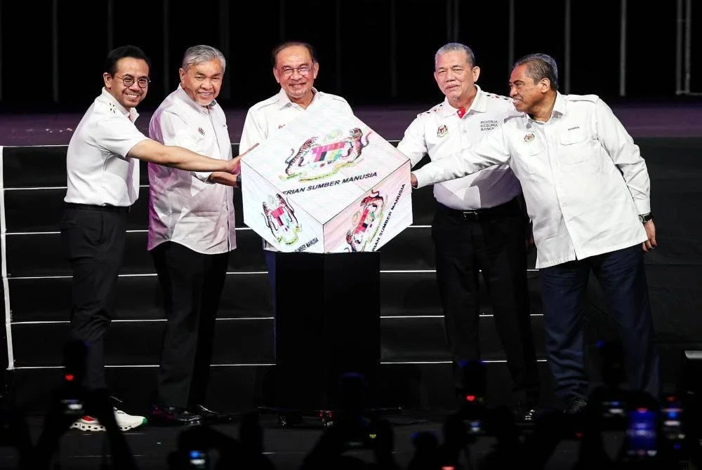 Anwar melancarkan Kad Pekerja Madani dan aplikasi telefon pintar MyFutureJobs pada sambutan Hari Pekerja Peringkat Kebangsaan 2025 di Axiata Arena, Bukit Jalil pada Khamis. Foto Bernama