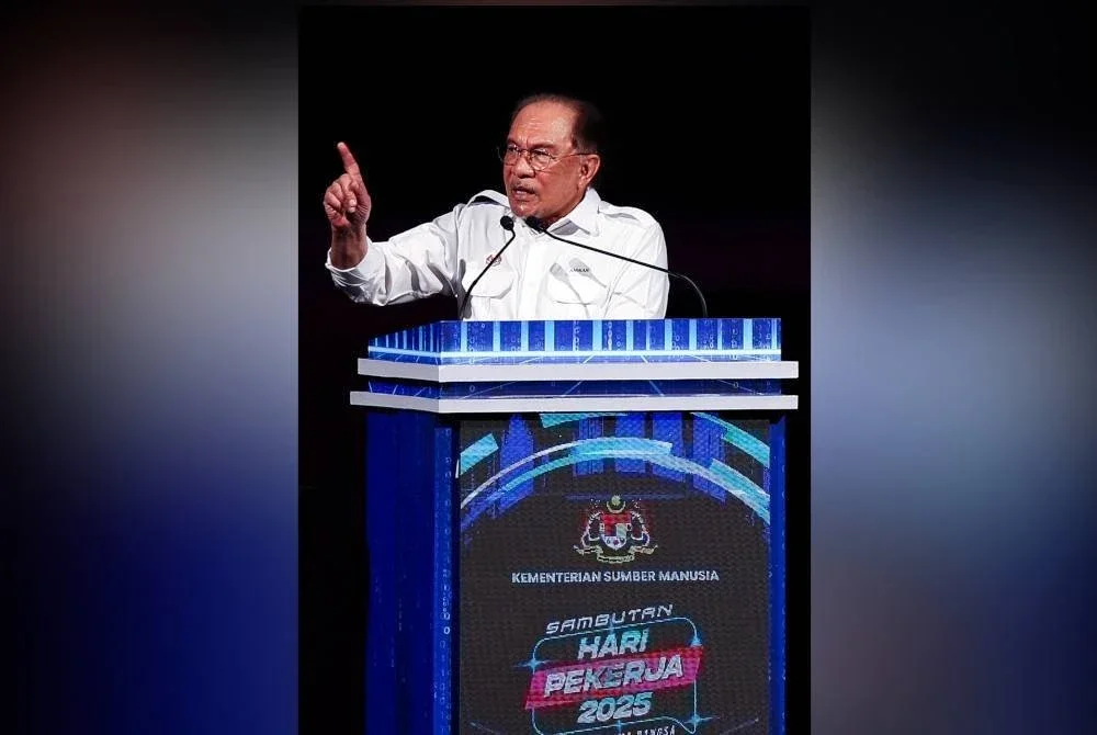 Anwar menyampaikan amanat khas pada sambutan Hari Pekerja Peringkat Kebangsaan 2025 di Axiata Arena, Bukit Jalil pada Khamis.