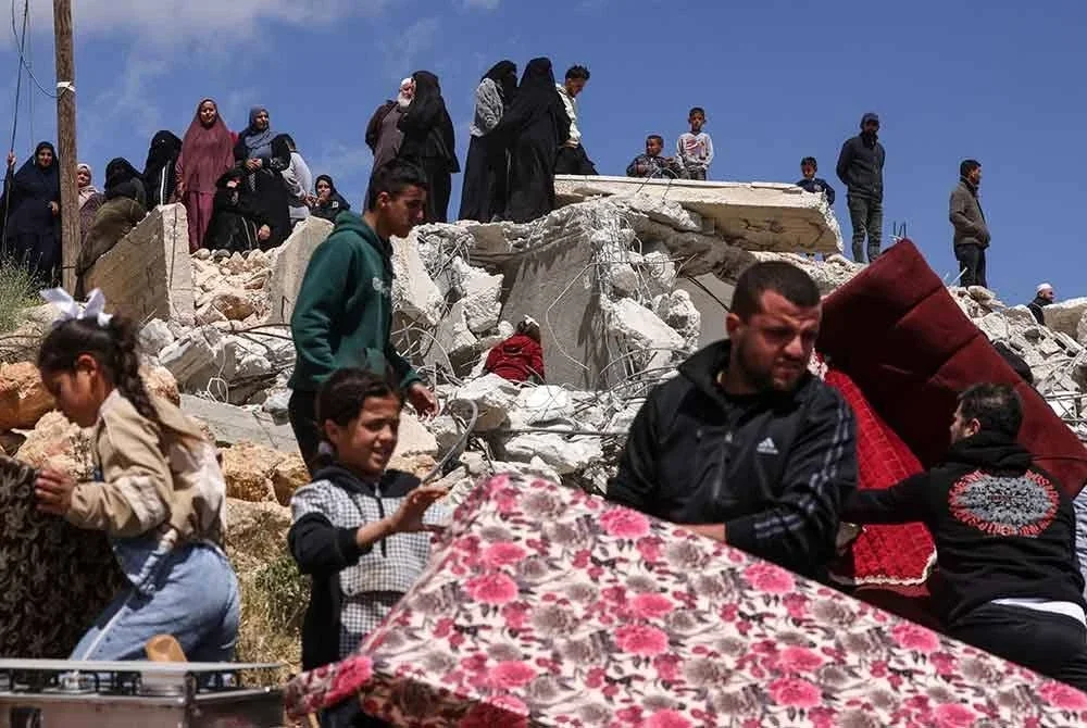 Ramai pekerja Palestin yang kehilangan pekerjaan dan sumber pendapatan di Israel terpaksa menjual barangan peribadi demi mendapatkan bantuan kewangan.