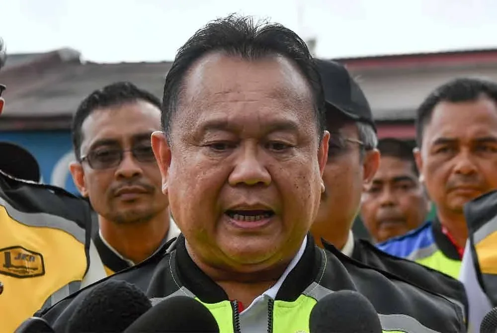 Menteri Kerja Raya, Datuk Seri Alexander Nanta Linggi ketika bertemu pengamal media selepas Lawatan Kerja Projek Trafik Laluan Sehala Tapah di Jalan Persekutuan pada Khamis. Foto Bernama