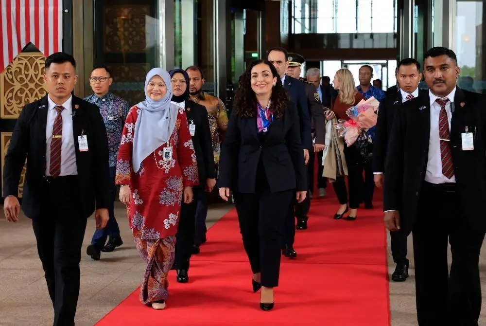 Presiden Kosovo Dr Vjosa Osmani Sadriu diiringi Menteri Pendidikan Fadhlina Sidek selaku Menteri Pengiring, sejurus tiba di Kompleks Bunga Raya, Lapangan Terbang Antarabangsa Kuala Lumpur (KLIA) pada Khamis. Foto Bernama