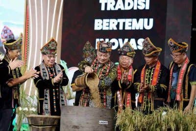 Hajiji ketika melancarkan Pesta Kaamatan 2025 di Dewan Terbuka Pisompuruan, Tambunan.