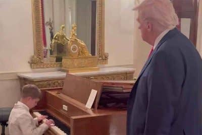 Trump fokus mendengar alunan muzik piano dimainkan Theo. Foto Agensi