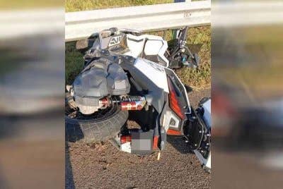 Gambar tular menunjukkan keadaan motosikal ditunggang mangsa terbabas dan merempuh pengadang besi di Kilometer 332.3 Lebuhraya Pantai Timur 2 (LPT2), berdekatan Kuala Dungun pada pagi Khamis.