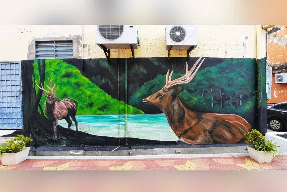 Antara lukisan mural haiwan dan alam semula jadi di lorong Deerland.