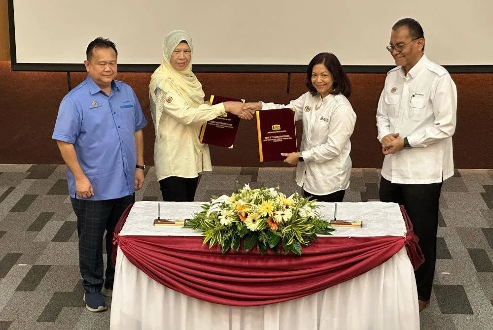 Alexander (kiri) dan Dzulkefly (kanan) menyaksikan Majlis Penyerahan Projek Siap Blok Tambahan Hospital Seberang Jaya daripada JKR kepada KKM pada Jumaat.