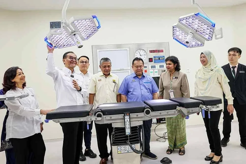 Dr Dzulkefly (dua, kiri) bersama Alexander (empat, kanan) melakukan lawatan pada Majlis Penyerahan Projek Siap Blok Tambahan Hospital Seberang Jaya pada Jumaat. FOTO: BERNAMA