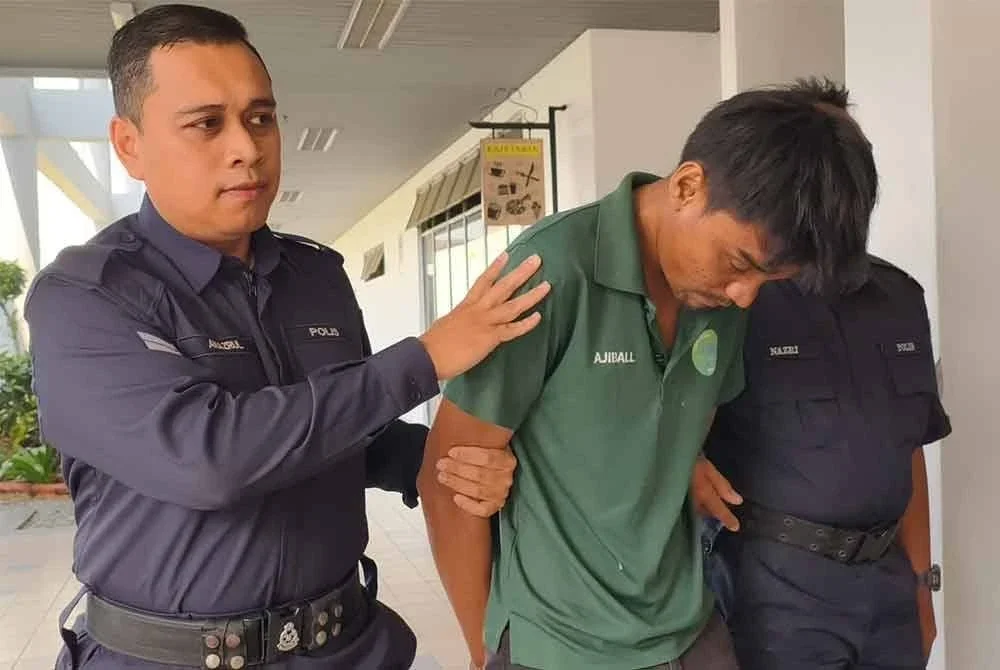 Muhammad Syafiq (tengah) mengaku tidak bersalah mencuri rantai emas dan tabung syiling milik warga emas.