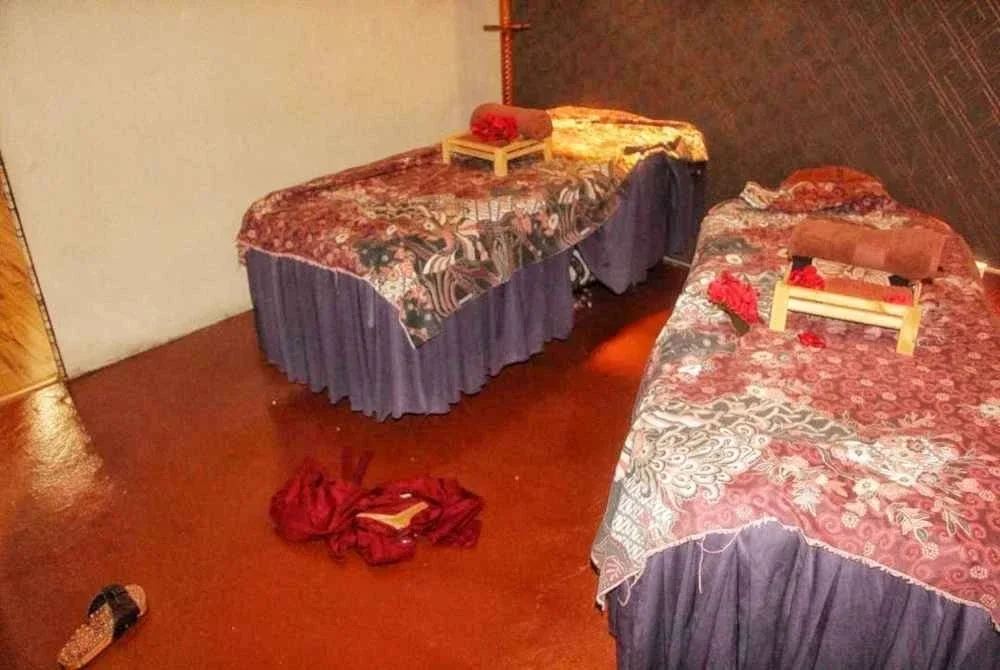 Seorang wanita menggigit lidah remaja lelaki ketika cuba dirogol suspek dalam bilik rawatan sebuah spa kecantikan di Batu Berendam, Melaka.