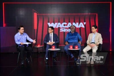 Dari kiri: Ismail, Wong Chen, Baharom dan Ikmal pada Wacana Sinar yang bersiaran secara langsung dari Studio Sinar Harian di Shah Alam pada Rabu malam.
