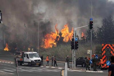 Anggota keselamatan dan penyelamat Israel ketika operasi memadam kebakaran hutan. Foto Reuters