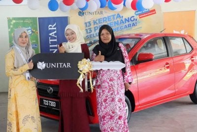Nurul Syafika (tengah) bersama ibunya, Roslina (kanan) dan pihak kolej UNITAR ketika menerima hadiah itu dalam satu majlis, baru-baru ini.
