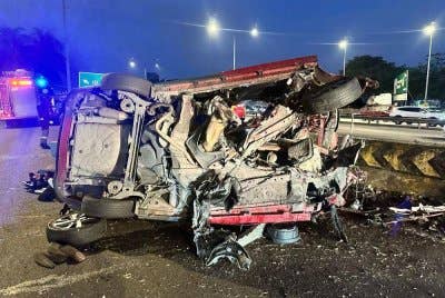 Keadaan kereta yang rosak teruk dan mengakibatkan tiga maut setelah terbabas dan melanggar pembahagi jalan susur keluar Balakong, Lebuhraya Utara Selatan (PLUS) pada Jumaat.
Foto: JBPM