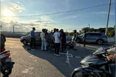 Seorang remaja lelaki maut selepas motosikal yang ditungganginya hilang kawalan dan merempuh belakang sebuah kereta dalam kejadian berhampiran Pasar Raya Giant, Jalan Tanah Putih di sini, petang Rabu. Foto Facebook warga Kuantan 2 