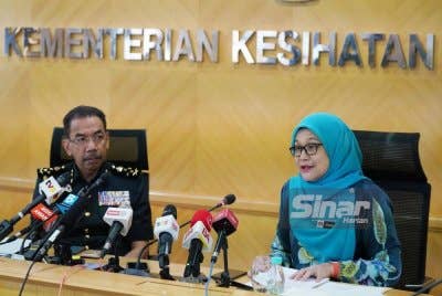 Dr Azuana bersama Ketua Pengarah penguatkuasaan KPDN, Datuk Azman Adam mengadakan sidang media berhubung Inisiatif Pemaparan Harga Ubat Di Kemudahan Jagaan Kesihatan Swasta Dan Farmasi Komuniti yang diadakan pada Jumaat. Foto SINAR HARIAN/ROSLI TALIB