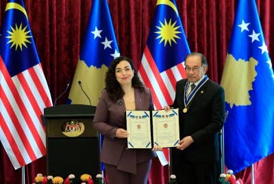 Perdana Menteri Datuk Seri Anwar Ibrahim hari ini dianugerahkan Order of Independence, anugerah awam tertinggi Kosovo oleh presiden negara itu Dr Vjosa Osmani Sadriu dalam satu majlis di Kompleks Perdana Putra. Foto Bernama 