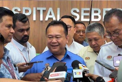 Alexander ketika ditemui pemberita selepas Majlis Penyerahan Projek Siap Blok Tambahan HSJ pada Jumaat.