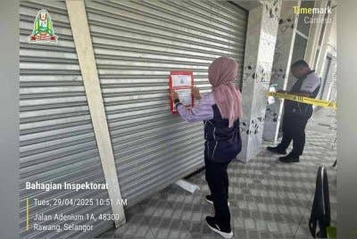 Tiga premis makanan ada najis tikus dan lipas diarah tutup. Foto FB MPHS